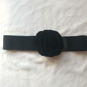 Fashion belt with flower detail